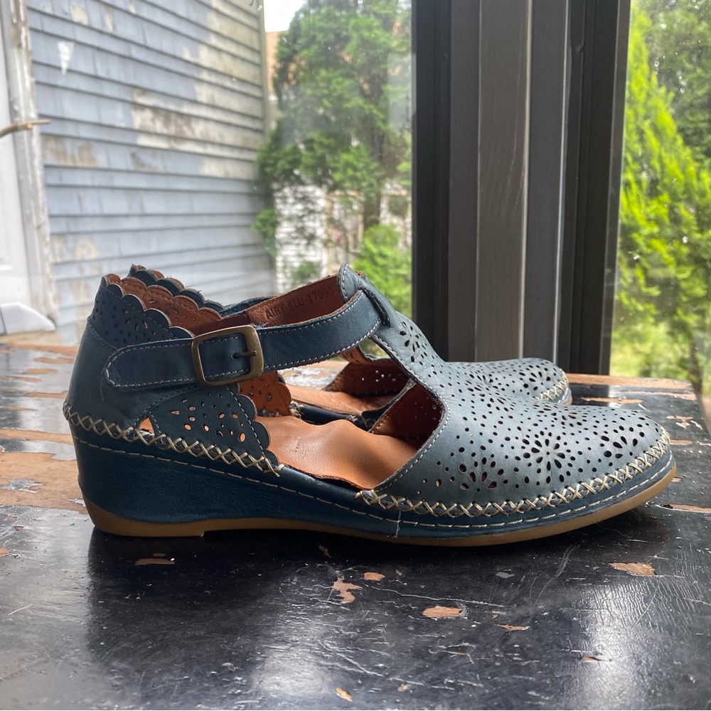 Airy by Spring Step Light Blue Butter Leather Sandal / Shoes Size 9 worn once